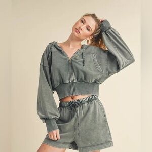 Green Cropped Hoodie and Shorts Set, Mono B, size Medium